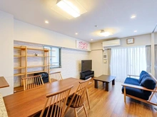 【埼玉県/志木市本町】プラウドシティ志木本町 センターコート リビング・ダイニング：壁一面にエコカラットを設置（オプション）