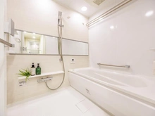 【埼玉県/志木市本町】プラウドシティ志木本町 センターコート 浴室：1418サイズの浴室で、滑りにくく乾きが早い「カラリ床」を採用