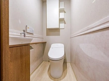 【埼玉県/志木市本町】プラウドシティ志木本町 センターコート トイレ：壁面の鏡面パネル、自動開閉機能（オプション）