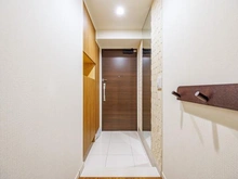 【埼玉県/志木市本町】プラウドシティ志木本町 センターコート 玄関：「玄関姿見」「エコカラット」設置（オプション）