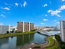 【東京都/足立区新田】アクアテラ・ブロードスクエア 眺望：隅田川に面した14階建の建物の12階部分・南向き