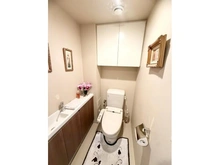 【東京都/足立区新田】アクアテラ・ブロードスクエア トイレ：トイレにも収納スペースが確保されております