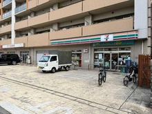 【東京都/足立区新田】アクアテラ・ブロードスクエア セブンイレブン足立ハートハイランド新田店（現地より約160m）：徒歩約2分