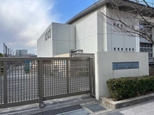【東京都/足立区新田】アクアテラ・ブロードスクエア 足立区立新田学園(第一校舎)（現地より約210m）：徒歩約3分 ※小中一貫校