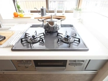 【東京都/板橋区坂下】キャニオンマンション蓮根城北公園 キッチン：三口コンロ