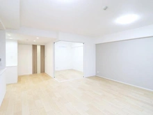 【埼玉県/川口市元郷】ソル・シエーナ川口 リビング・ダイニング：写真奥：洋室（約4.9帖）