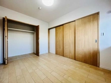 【埼玉県/朝霞市泉水】シティ・光陽朝霞泉水 洋室：LDK横（間仕切りを閉めた状態）