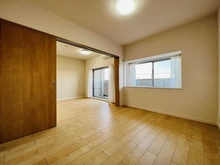 【埼玉県/朝霞市泉水】シティ・光陽朝霞泉水 洋室：LDK横（間仕切りを開けた状態）