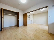 【埼玉県/朝霞市泉水】シティ・光陽朝霞泉水 洋室：LDK横（間仕切りを開けた状態）