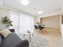 【埼玉県/川口市末広】グランレーヴ川口 リビング・ダイニング：西向きのため、陽当たり良好
※リフォーム工事前の写真です
