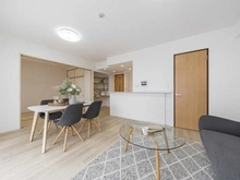 【埼玉県/川口市末広】グランレーヴ川口 リビング・ダイニング：床暖房あり（LDの一部）
※リフォーム工事前の写真です