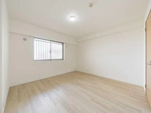 【埼玉県/川口市末広】グランレーヴ川口 洋室：約8.4帖
※リフォーム工事前の写真です