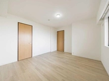 【埼玉県/川口市末広】グランレーヴ川口 洋室：約8.4帖
※リフォーム工事前の写真です