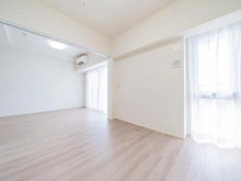 【東京都/北区上十条】ザ・タワー十条 洋室：写真奥：リビング・ダイニング