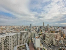 【埼玉県/川口市栄町】プラウドタワー川口クロス 眺望：バルコニーから。スカイツリーも望めます※気象条件による