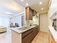 【埼玉県/川口市栄町】プラウドタワー川口クロス LDK：キッチンにはパントリーとしても利用できる収納あり