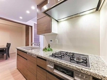 【埼玉県/川口市栄町】プラウドタワー川口クロス キッチン：天板は「御影石」採用