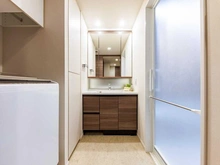 【埼玉県/川口市栄町】プラウドタワー川口クロス 洗面室：三面鏡裏収納付きの洗面化粧台、洗濯機置きの上部にも収納あり