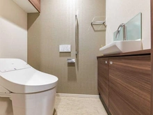 【埼玉県/川口市栄町】プラウドタワー川口クロス トイレ：ウォシュレット付き。専用手洗い付き