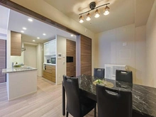 【埼玉県/川口市栄町】プラウドタワー川口クロス 洋室：5帖の洋室とキッチン（左手奥）※間仕切り壁開放時