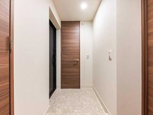 【埼玉県/川口市栄町】プラウドタワー川口クロス 玄関：玄関にはシューズインクローゼット収納あり