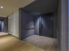 【埼玉県/川口市栄町】プラウドタワー川口クロス 玄関：玄関前にはスペースがあるため、ゆとりをもって開け閉めが可能