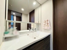 【京都府/京都市右京区嵯峨天龍寺車道町】シエリア京都嵯峨嵐山 洗面所：三面鏡につき、収納力がございます。
【家具調度品は価格に含まれません】