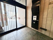 【京都府/京都市中京区堺町通御池下る】アーバンライフフォルムズ烏丸御池 エントランス：オートロック付きで防犯面も安心です。