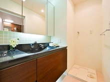 【京都府/京都市下京区四条通堀川東入】クオン四条柏屋町 洗面所：三面鏡、シャワー付き