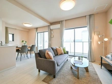 【京都府/京都市下京区朱雀分木町】ル・パルトネール京都丹波口 LDK：東向きバルコニーからは朝陽が差し込みます。