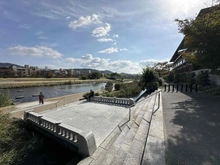 【京都府/京都市中京区指物町】藤和シティホームズ河原町二条 鴨川河川敷（現地より約300m）