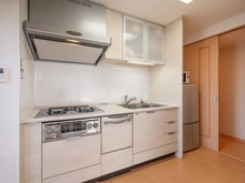 【兵庫県/神戸市中央区栄町通】ライオンズマンションみなと元町 キッチン：収納スペースが充実したキッチンとなっております