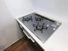 【兵庫県/西宮市甲子園三番町】グランド・サンリヤン甲子園三番町 キッチン：三口コンロ