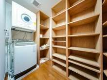 【東京都/新宿区市谷砂土原町】ロイヤルステージ市ヶ谷 サービスルーム（納戸）：納戸兼洗濯機置場。
家具調度品は価格に含まれません