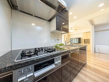 【東京都/江東区清澄】プラウド清澄白河リバーサイド キッチン：三口コンロ