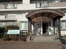 【神奈川県/横浜市旭区左近山】左近山団地 2街区2号棟 左近山中央診療所（現地より約427m）