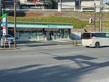 【神奈川県/横浜市旭区鶴ケ峰】グリーンビレッジ鶴ヶ峰 ファミリーマート鶴ヶ峰本町店（現地より約110m）