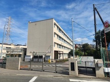 【神奈川県/横浜市旭区鶴ケ峰】グリーンビレッジ鶴ヶ峰 横浜市立不動産丸小学校（現地より約890m）