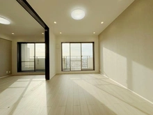 【神奈川県/横浜市旭区中沢】二俣川パーク・ホームズ壱番館 リビング・ダイニング：（左）洋室