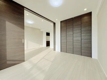 【神奈川県/横浜市旭区中沢】二俣川パーク・ホームズ壱番館 洋室：（左）洋室