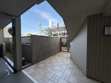 【神奈川県/横浜市旭区白根】コスモヒルズ横浜WEST 共用部：ポーチから撮影した、敷地内駐車場方面