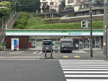 【神奈川県/横浜市旭区鶴ケ峰】横浜鶴ヶ峰ビューハイツ ファミリーマート鶴ヶ峰本町店（現地より約227m）