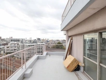 【東京都/大田区北千束】北千束スカイマンション ルーフバルコニー：リフォーム中のため、資材の映り込みあり