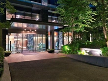 【東京都/新宿区大久保】スカイフォレストレジデンス アプローチ：夜