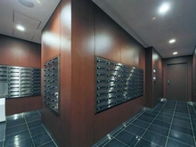 【東京都/新宿区大久保】スカイフォレストレジデンス メールBOX：右側奥：宅配ロッカー