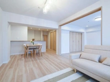 【神奈川県/川崎市多摩区堰】メゾンドール多摩川 LDK：右：洋室約7.9帖
※家具・調度品は物件価格に含まれません。