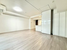 【東京都/大田区山王】パークホームズ山王二丁目ザ レジデンス リビング・ダイニング：※LDと洋室をつなげて撮影しております。(写真手前側：洋室)