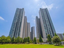 【東京都/港区港南】ワールドシティタワーズ アクアタワー 外観：港南緑水公園から敷地全体。アクアタワーは中央奥