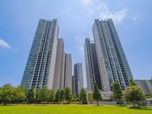 【東京都/港区港南】ワールドシティタワーズ アクアタワー 外観：港南緑水公園から敷地全体。アクアタワーは中央奥