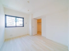 【東京都/墨田区緑】ミルーナヒルズ錦糸町 洋室：約6.8帖（ウォークインクローゼット付き）